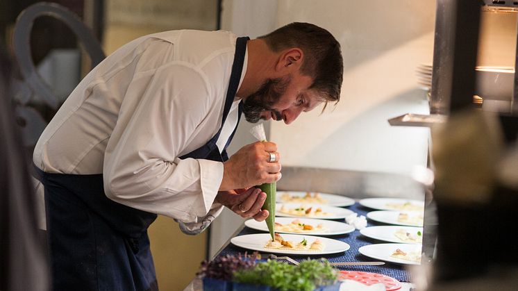 Mesterkokk og tørrfiskambassadør Ivano Ricchebono i full gang med å lage velsmakende retter av en av sine yndlingsråvarer: tørrfisk fra Norge. FOTO Giulia la Monica