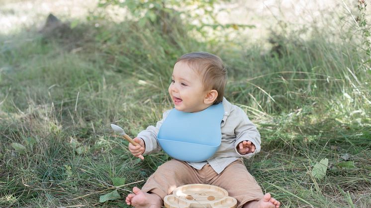 Nyheterna matset i bambuträ och haklapp i silikon från BabyNords egna varumärke Summerville Organic 