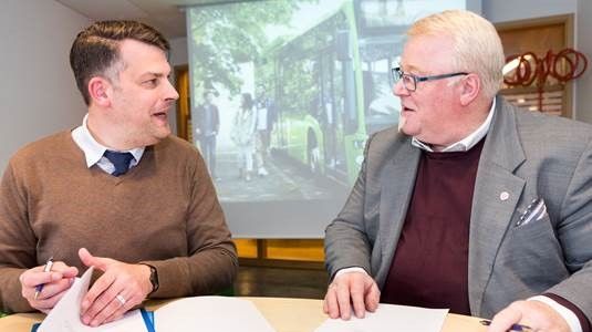  Andreas Schönström och Stefan Svalö undertecknar avtalet