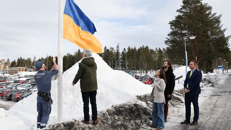 Oleksiy Horonskiy, Julia Pinchak och Andriy Rebryk överlämnade den ukrainska flaggan till Region Västerbotten och regionrådet Nicklas Sandström.