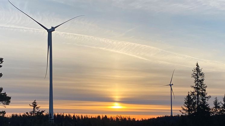 Odal Vindkraftverk i solnedgang