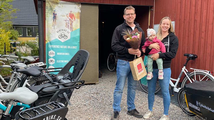 Johan Sundh och Malin Rosberg Gustafsson med dottern Juni Sundh, RentBike, är stolta vinnare av utmärkelsen Årets Turistentreprenör i Kronobergs län 2022. Foto: Sandra Pfaus