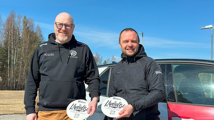 John Hall Määttä, ordförande Piteå Discgolf och Anders Ådemo, marknadschef PiteEnergi