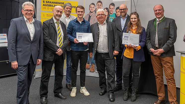 Prüfungsbeste des Jahrgangs: Patrick Weixner und Emily Pissang freuten sich über die Glückwünsche von Bayernwerk-Vorstand Albert Zettl (l.), Gerhard Gröschl (4.v.r.) und Gerhard Freidl (2.v.l.) von der Innung und Vertretern der Ausbildungsbetriebe.