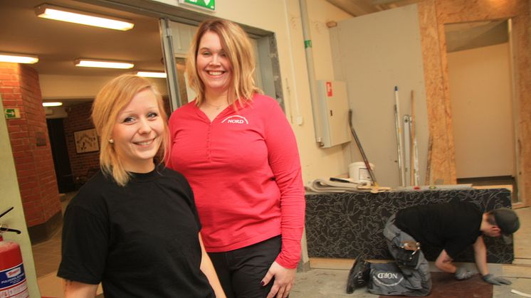 Kati Sieppi (röd tröja) och Heidi Kreivi arbetar båda som utbildare inom byggteknik på Utbildning Nord.