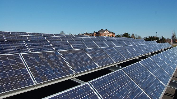Solceller till fem kommunala lokaler är resultaten av ett av teknik- och fastighetsnämndens beslut idag. Arkivbild på solceller från Karlstads racketcenter.