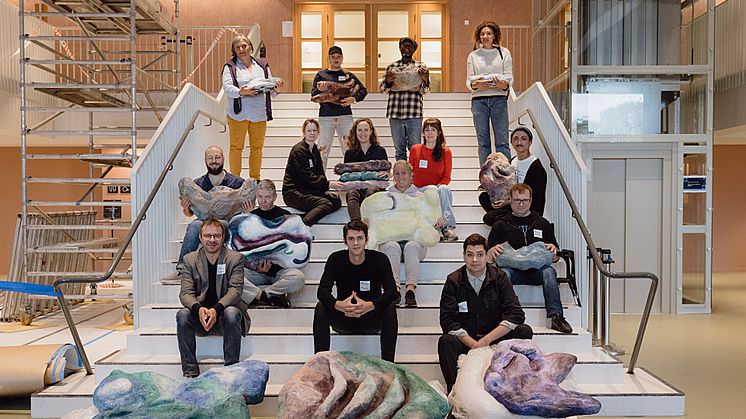 Deltagere på hviskeseremoni for kunstverket 15 sider av Oslo som nå er i Rådhuset. Foto: Johanne Nyborg