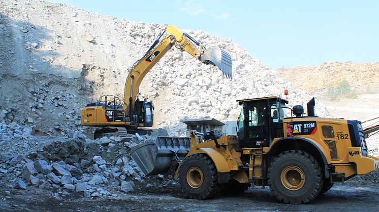 Cat 972M XE och bandgrävmaskin Cat 336E i arbete