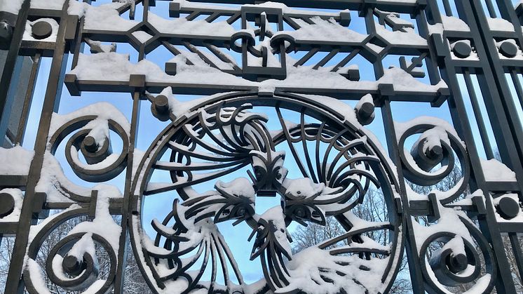 Dragemedaljongene i hovedporten til Vigelandsparken er smidd av kunstsmed Alfred Mikkelsen. (Foto: Unni Irmelin Kvam / Vigeland-museet)