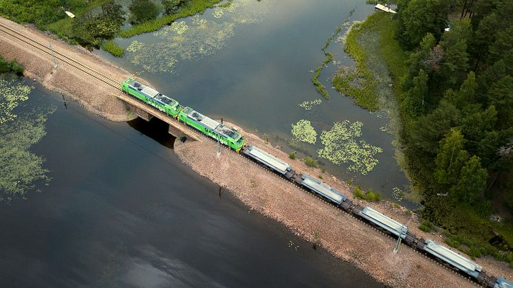 Stålämnen från SSAB transporteras på järnväg med Green Cargos dragstarka Transmontalok. Foto: Pär Johan Wendell