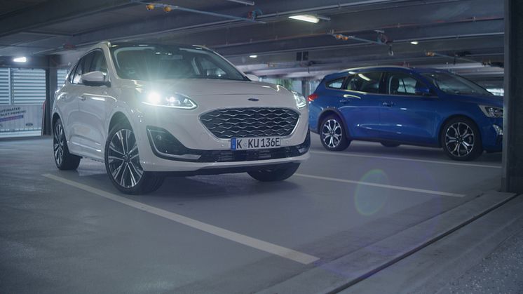 Ford tar selvkjørende parkering til et nytt nivå: Bilen gjør hele parkeringsjobben selv