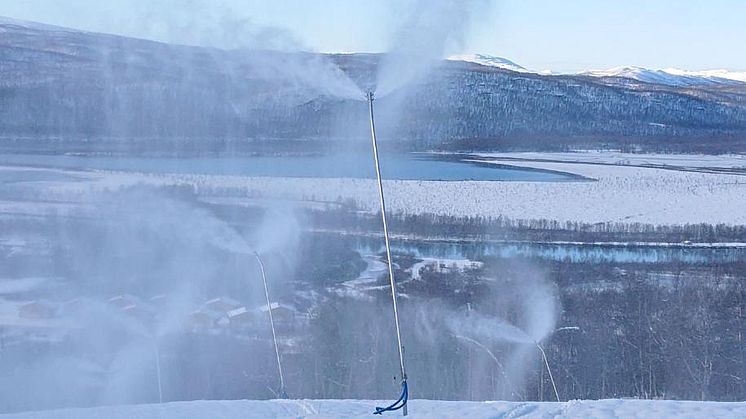 Nu går snökanonerna för fullt i Hemavan Tärnaby. Foto: Sam Hedman