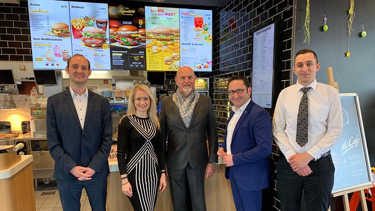 v.l.n.r.: BdS-Referent Patrick Birnesser, BdS-Hauptgeschäftsführerin Andrea Belegante, McDonald's Franchisenehmer Frank Mosher, Tobias Gotthardt (Landtagsabgeordneter der Freien Wähler) und Iulian Haus (Restaurantleiter McDonald's in Regenstauf)