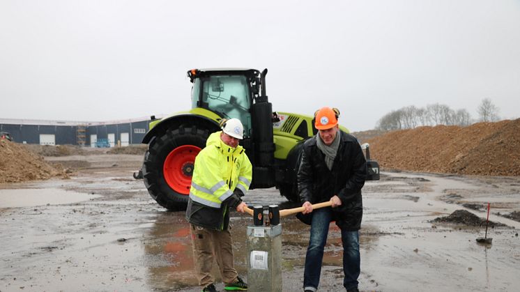 Första pålslaget togs på en regnig byggarbetsplats idag. Foto: Swedish Agro Machinery