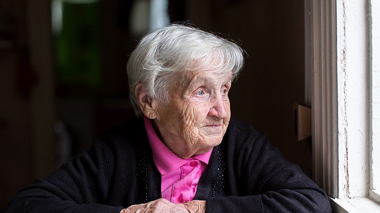 Vem bryr sig om den ökande ensamheten bland äldre i Sverige idag?