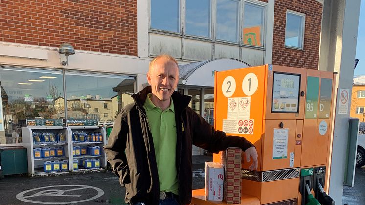 Stefan Olsson driver macken, och ombudet, Preem i Simrishamn - och är vardagshjälte.