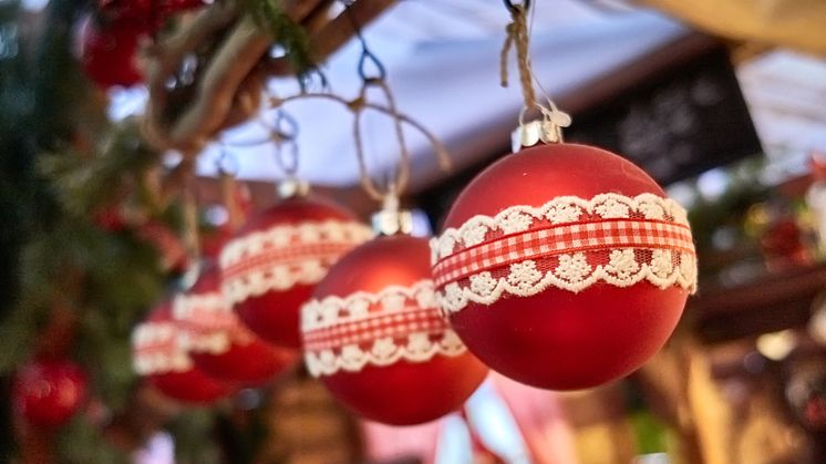 Weihnachtsschmuck auf dem Weihnachtsmarkt