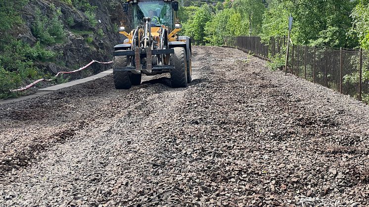 Den gamle T-banetraseen vil gi god plass til både gående og syklister. Traktor rydder turveien. Foto: Sporveien