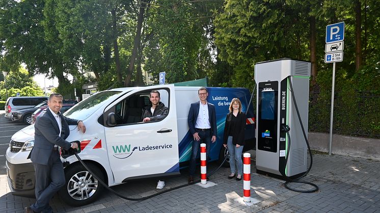 Neue Schnellladepunkte verkürzen Wartezeit in Büren (v. l.): Bürgermeister Burkhard Schwuchow, Holm Freyer und Andreas Stoller (Westfalen Weser Ladeservice) und Corina Schenk (Stadt Büren). 