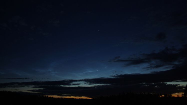 Säsongens första nattlysande moln fotograferades av en kamera i Kanada som ingår i det nätverk med 13 kameror som IRF:s atmosfärforskare Peter Dalin ansvarar för. Foto: Athabasca University Geophysical Observatory