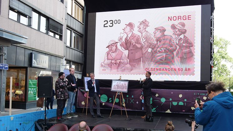 Konferansier Lars Ole Kristiansen (til venstre),  Fanbandens Johannes Slettevold, frimerkedirektør Halvor Fasting og illustratør Egil Nyhus odiskuterer Olsenbanden-frimerkene under lanseringen i forbindelse med filmfestivalen Oslo Pix. Foto: Tore Oks