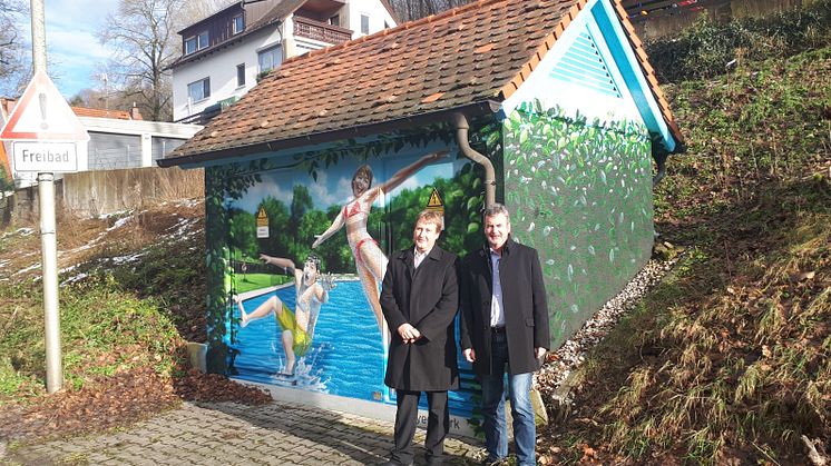 Gräfenbergs Bürgermeister Hans-Jürgen Nekolla (r.) und Bayernwerk-Kommunalbetreuer Ralf Schwarz (l.) haben das von ART-EFX gestaltete Bademotiv an der Trafostation am Gräfenberger Freibad am Freitagmorgen offiziell der Öffentlichkeit vorgestellt.