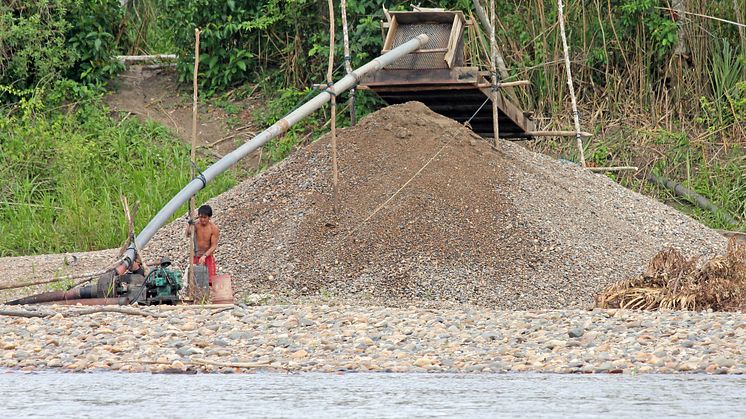 Minedrift langs flodbredderne af Madre de Dios-floden. Foto: Shutterstock.