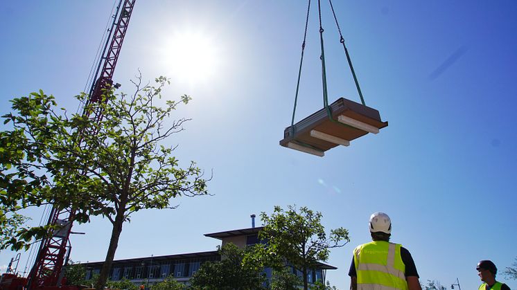 Solcellskomponenter lyfts upp på Öresundskrafts kontorstak i Helsingborg. Foto: Lovisa Lundström.