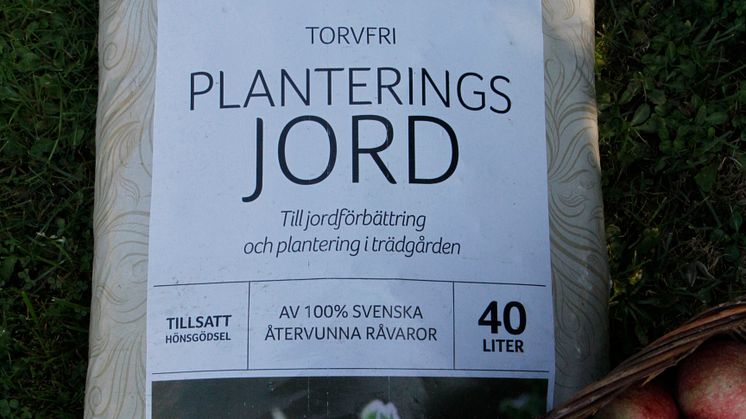 Blomsterlandet lanserar en torvfri planteringsjord. Huvudråvaran är fibermull, en restprodukt från pappersindustrin.