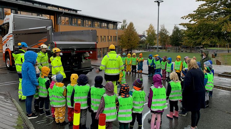 Disen-barna fikk en nyttig gjennomgang av hva de må være oppmerksomme på i møte med store anleggsmaskiner.