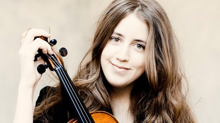 Violinisten Vilde Frang är solist i Brittens violinkonsert. Foto: Marco Borggreve