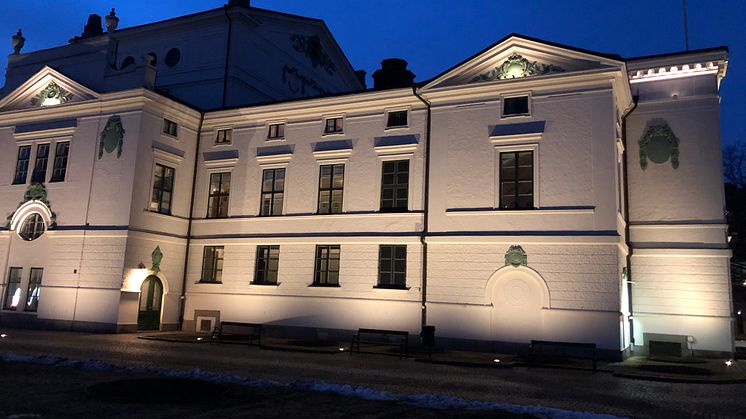 Delvis upplyst nyrenoverad fasad på Karlstads teater. Hela fasaden tänds klockan 20.00 imorgon.