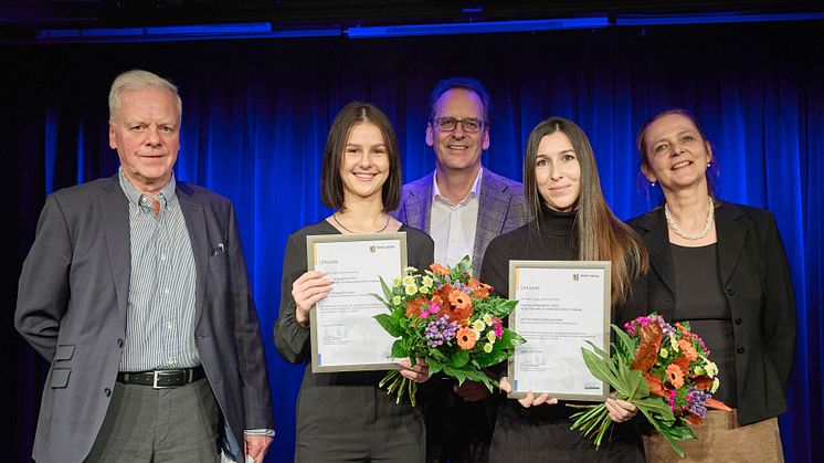 Bei der Preisverleihung am 14.11.2023: Dr. Helge-Heinz Heinker, Elisabeth Geisler, Volker Bremer, Kateryna Buchkovska und Brigitte Brück - Foto: Punctum/Alexander Schmidt