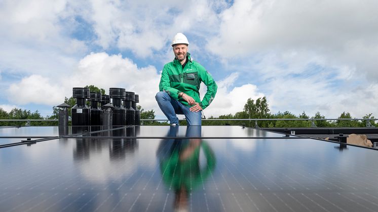 Oskar Fridell är projektledare för Förbos nya solcellsanläggningen i Lindome.