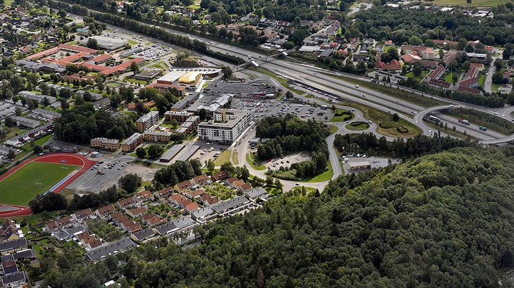 Den lediga tomten ligger till vänster i bild, höger om idrottsplatsen och parkeringen. Bild: Ulf Magnusson