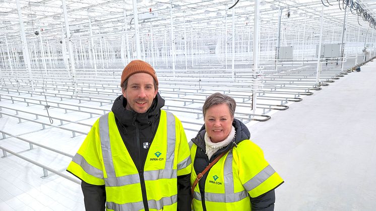  Gällivares kommunalråd Henrik Ölvebo (MP) tillsammans med kommunalrådskollegan Birgitta Larsson (S) i växthuset i Frövi.