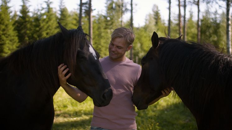 Simon Wall med två av sina ögonstenar på gården Ljuva-Tun. Foto: Kanal75.