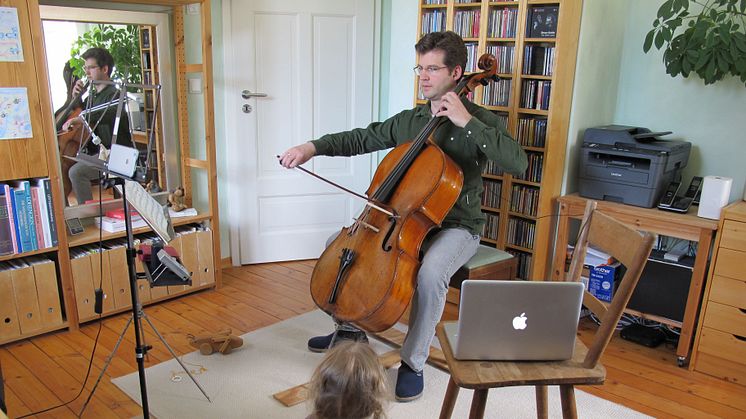 Daniel Pfister (Cellist des Gewandhausorchesters) beim Einspielen des virtuellen Ostergrußes 2020