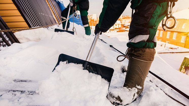 TRYGG I HØYDEN: Snø og is gjør arbeid på tak ekstra risikabelt i vintermånedene.