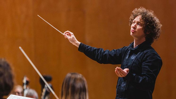 Dirigent Santtu-Matias Rouvali leder Göteborgs Symfoniker och violinisten Valeriy Sokolov