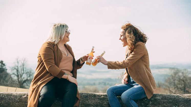 Mit Karlsberg Mango-Maracuja Weizen den Sommer genießen. Foto: Karlsberg