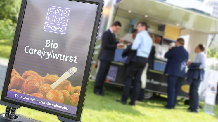 Fast schon legendär: Der Für-Uns-Foodtruck beim Hessenfest in Berlin. Die bisherige Metzgerei Alsfelder Biofleisch wird sich künftig noch mehr auf das Betreiben von Bratwurst-Ständen sowie auf einen mobilen Hofladen fokussieren.