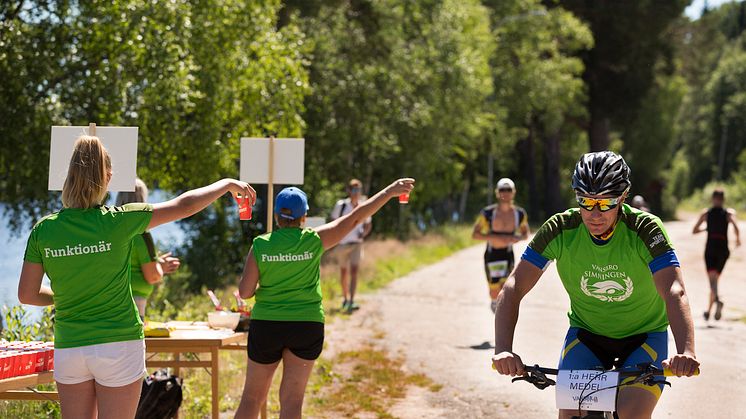 Omkring 40 ideella föreningar ställer upp med funktionärer under Vansbroveckan, här under Vansbro Triathlon. Foto: Mickan Palmqvist