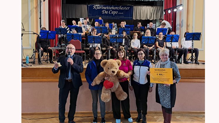 Benno Moller, stellv. Bürgermeister der Gemeinde Rositz, kündigt die Spende für das Kinderhospiz Bärenherz im Kultursaal an