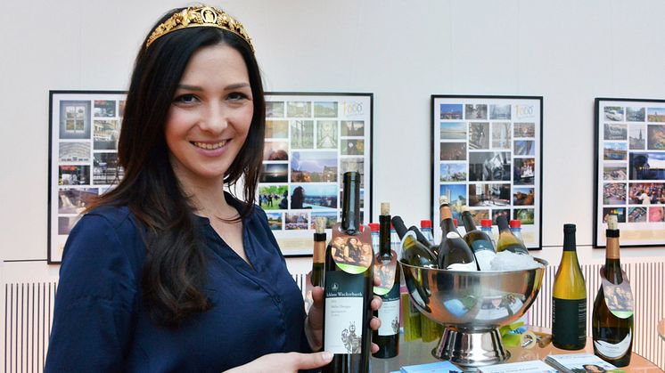 Daniela Undeutsch, die Sächsische Weinkönigin 2016 präsentiert ihren Wein