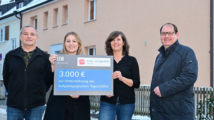 Margit Jeltsch (2. v.r.) und Paul Utz (links) von der KJF Kinder- und Jugendhilfe Donauries freuen sich über den Spendenscheck, den Sina Ostermeier und Martin Glink, Geschäftsführer LEW Wasserkraft, überreichen. (Foto: LEW / Thorsten Franzisi)