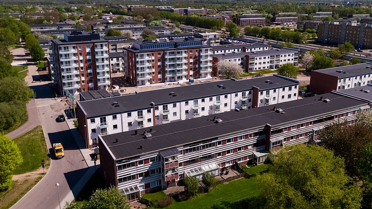 Grönkulla Gård sett uppifrån. De två lite högre tegelhusen, med sju respektive fem våningar, rymmer 67 nybyggda lägenheter i olika storlekar. 