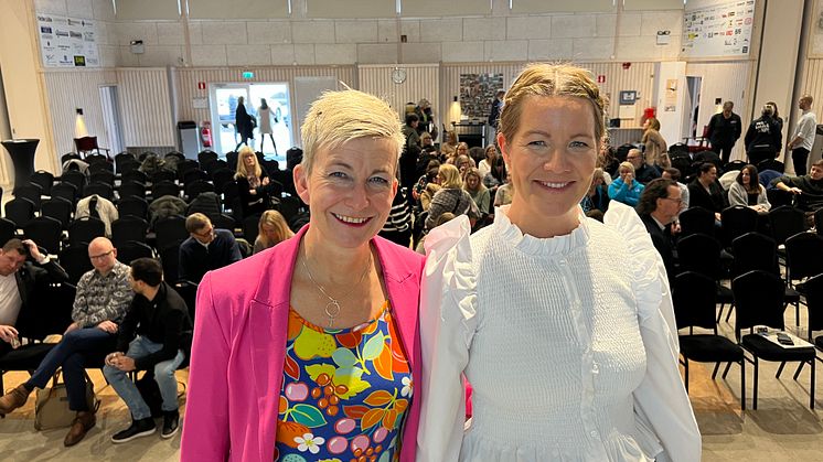 Marie Niljung, föreläsare inom psykisk hälsa, HR och suicidprevention tillsammans med konferensens moderator Linda Erlandsson, hållbarhetsstrateg i Laholms kommun..