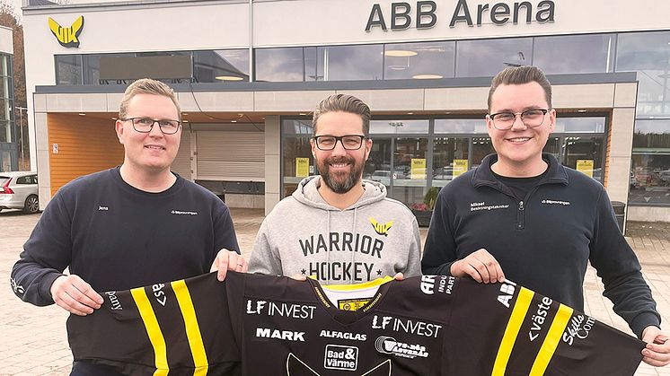 Jens Barkensjö och Mikael Fleen, besiktningstekniker på Bilprovningen Västerås-Tunbytorp tillsammans med Andreas Svensson, verksamhetsansvarig för VIK Ungdom och Ett Gulsvart Hjärta. Foto: Västerås IK