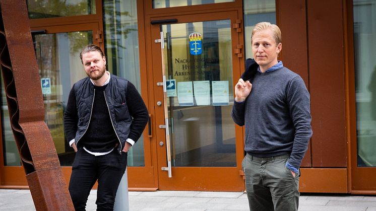 David Höök och Tim Bjelkstam utanför Mark- och miljödomstolen vid Nacka tingsrätt